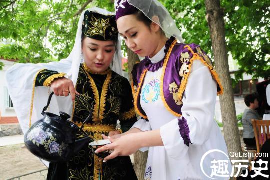 塔塔尔族人的生活习惯 塔塔尔族传统藏欧风